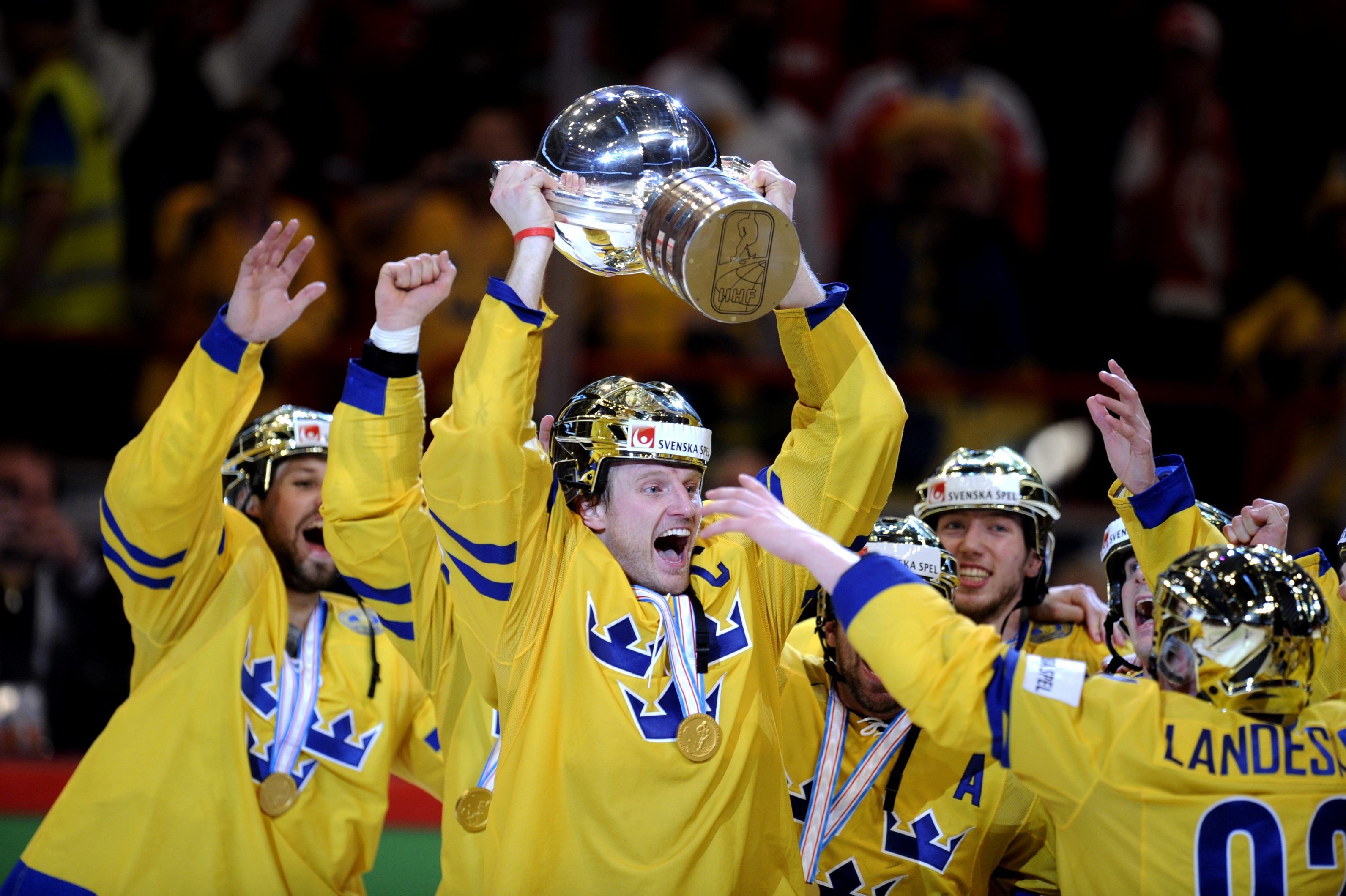 Сколько раз становилась чемпионом сборная команда швеции. Сборная Швеции по хоккею с шайбой. Сборная Швеции по хоккею с шайбой форма. Швед хоккеист.